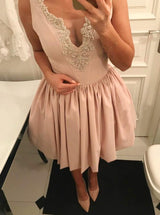 A-Linie/Princess-Linie V-Ausschnitt Satin Ärmellos Kurze/Mini Abendkleid mit Perlen verziert