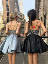 A-Linie/Princess-Linie V-Ausschnitt Satin Ärmellos Kurze/Mini Cocktailkleid mit Perlen verziert